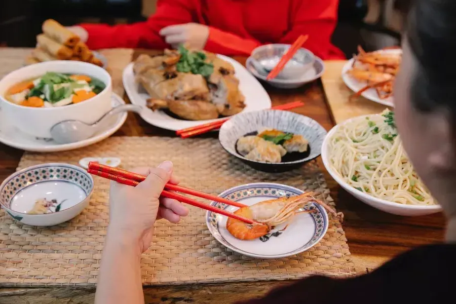 comida china en la mesa