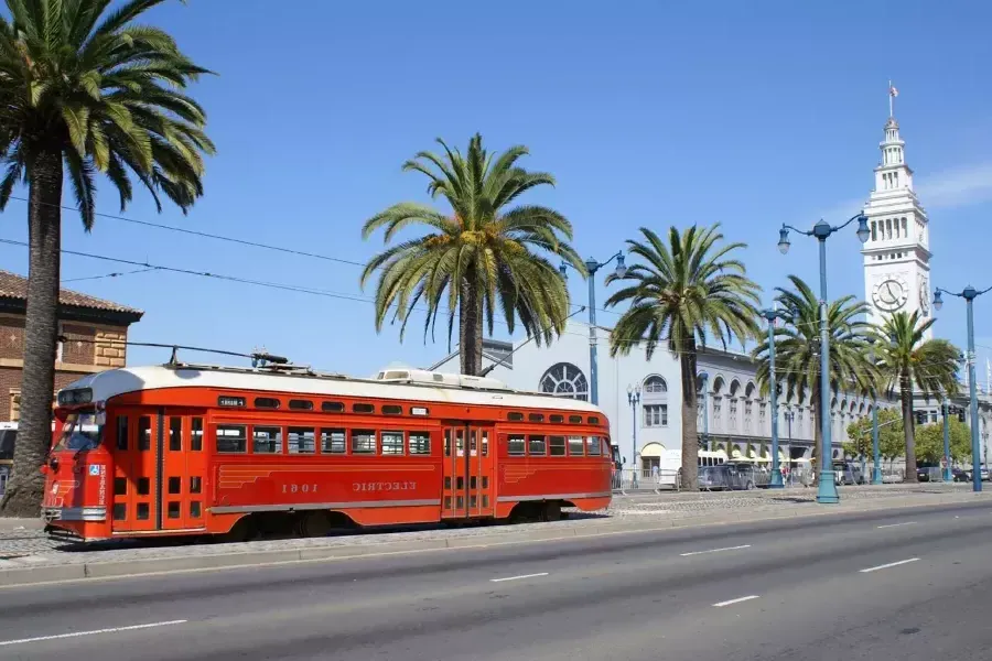 Il tram della linea F percorre l'Embarcadero davanti al Ferry Building.